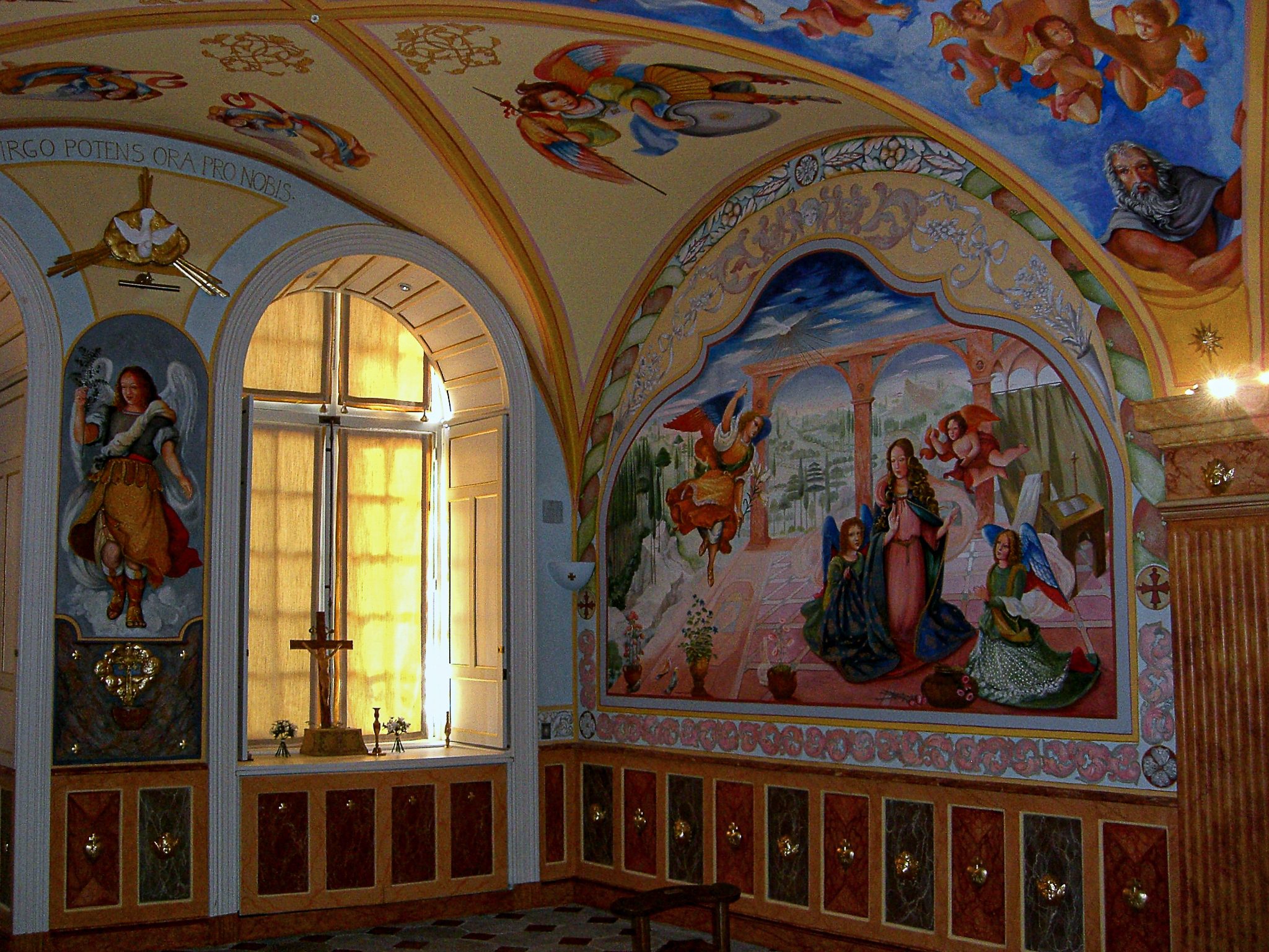 Décor monumental réalisé par Mirta Dubischar dans la chapelle du Château de Lavaure